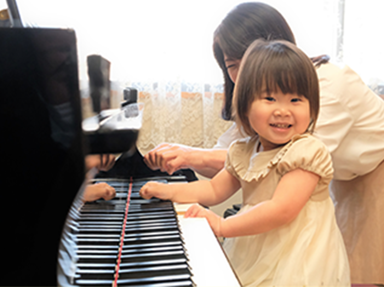 ピアノを弾く幼児の女の子